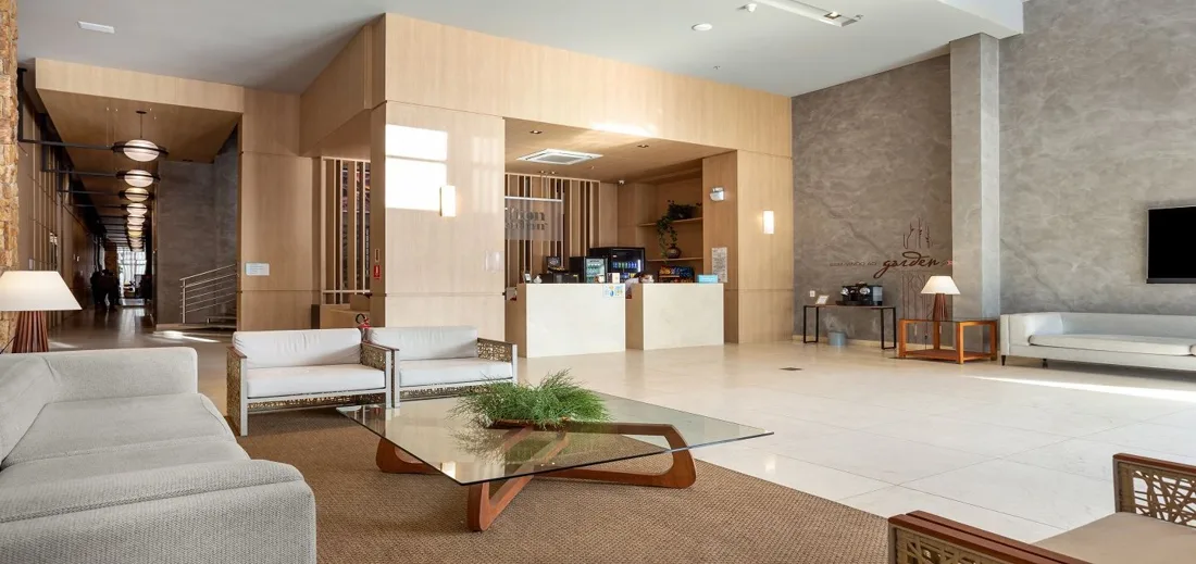 Recepção e lobby do Hilton Garden Inn Praia Brava
